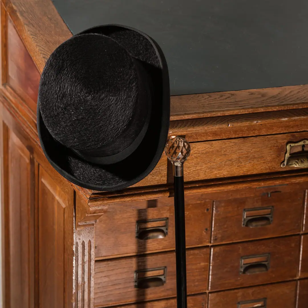Schwarzer Filzhut auf dem Archivschrank