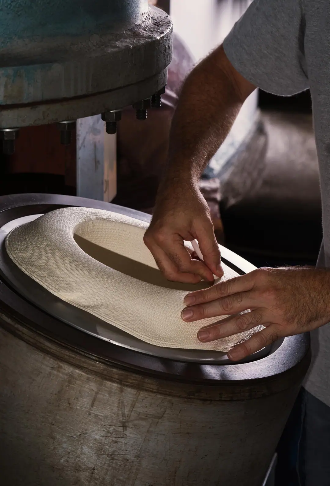 Formgebung des Panama von Hand auf der Holzform