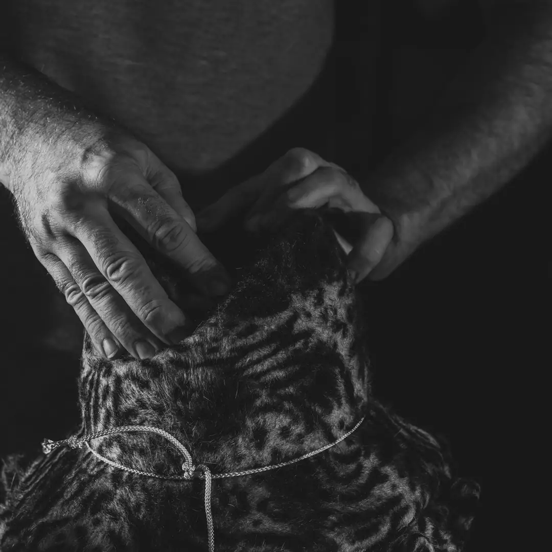 Mains qui modèlent le feutre dans l'atelier Marone