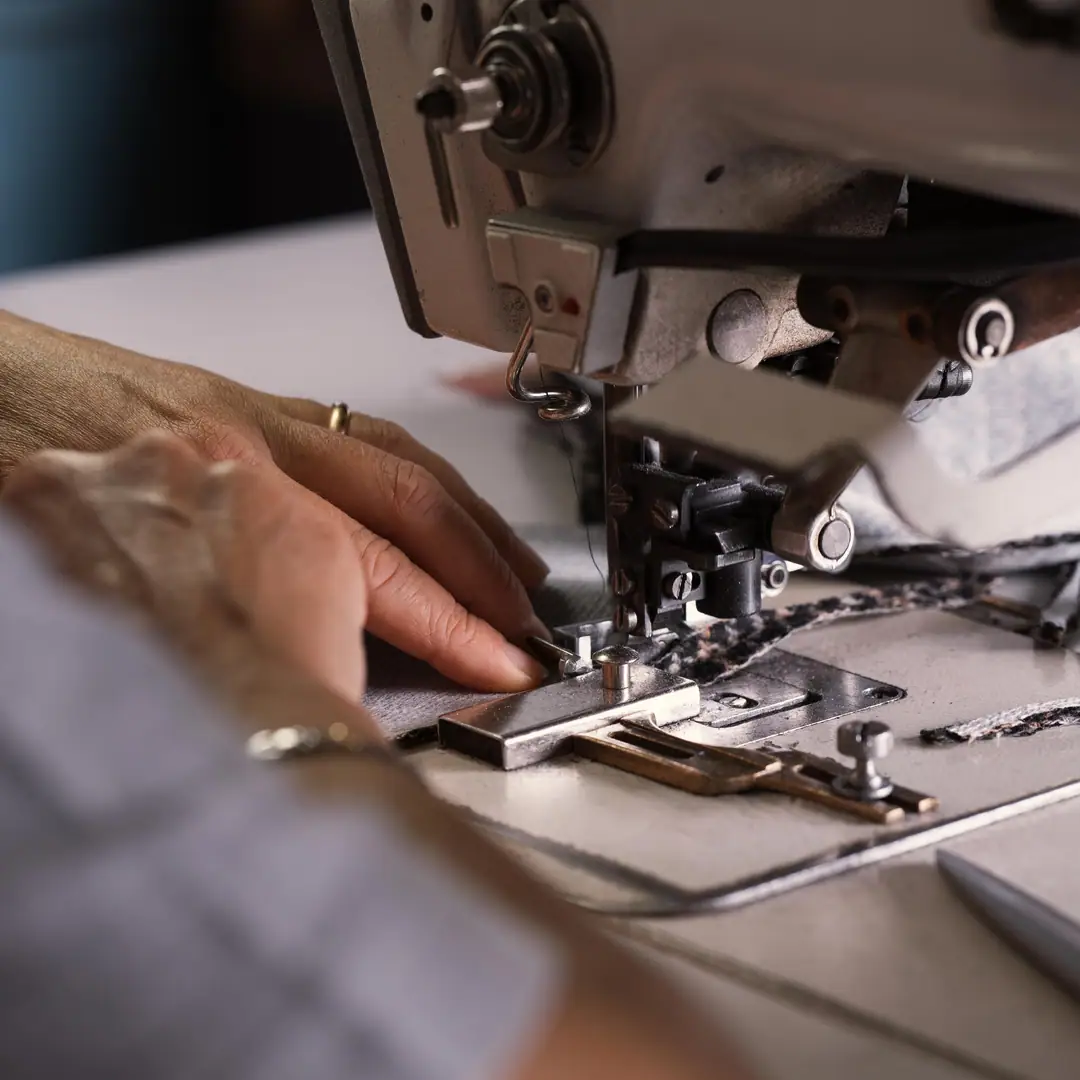 Chapeau en feutre sur la machine de formage
