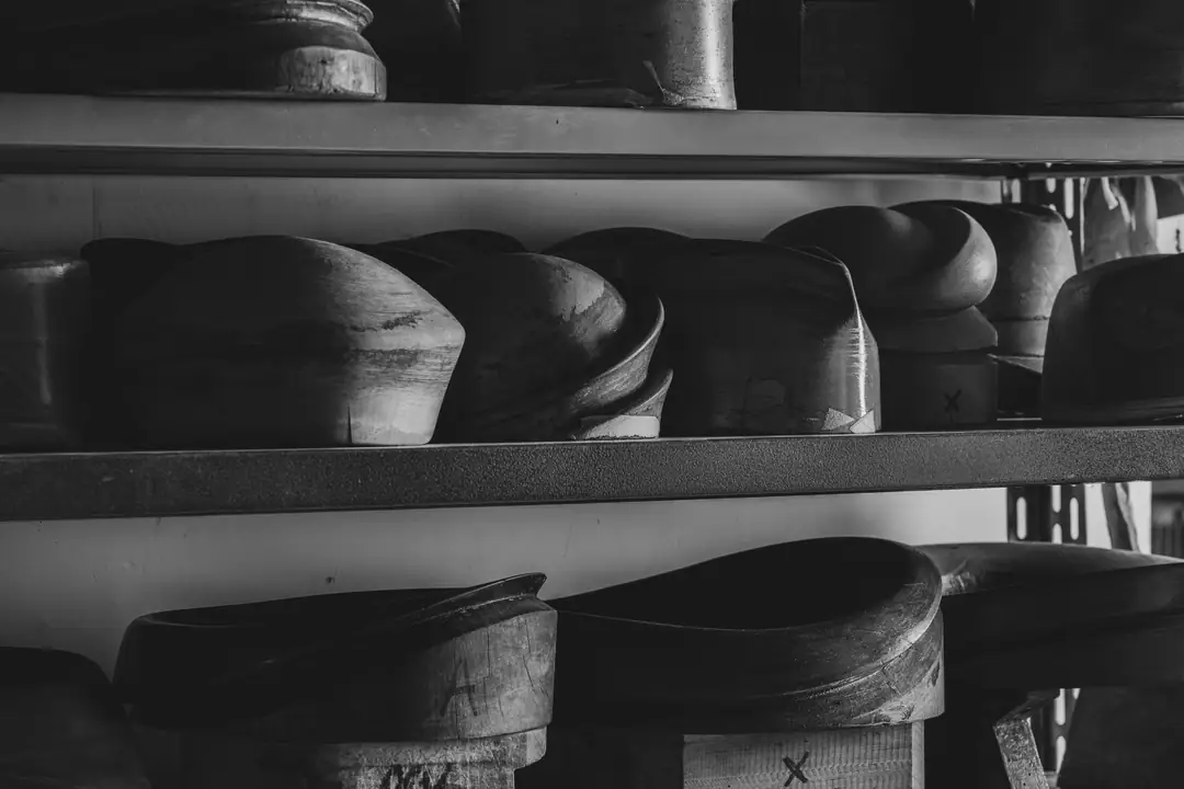 Formes en bois pour chapeaux sur les étagères de l'atelier Marone