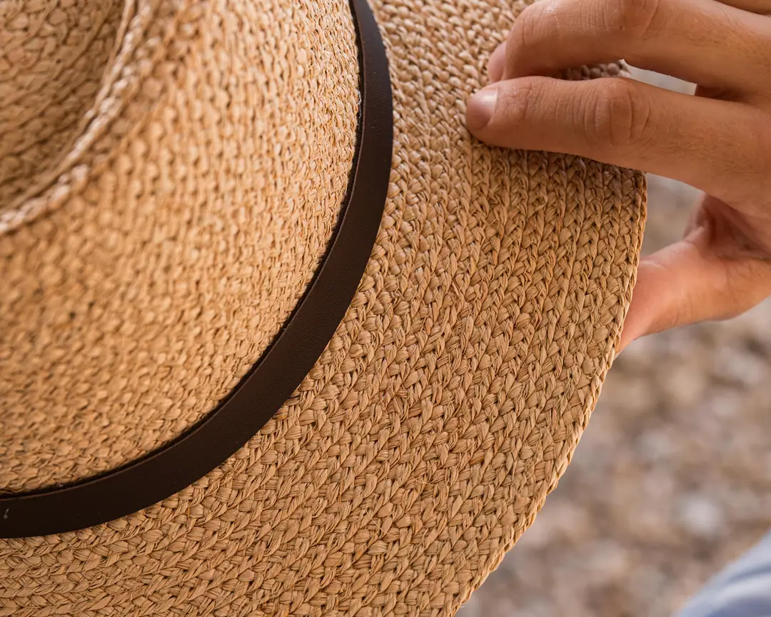 Fedora Raffia 102 のラフィアストローの編み目のディテール